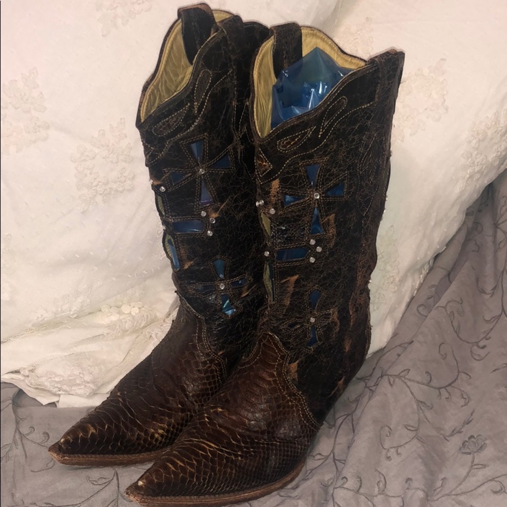 Corral Boots Musgo Python boots with crosses